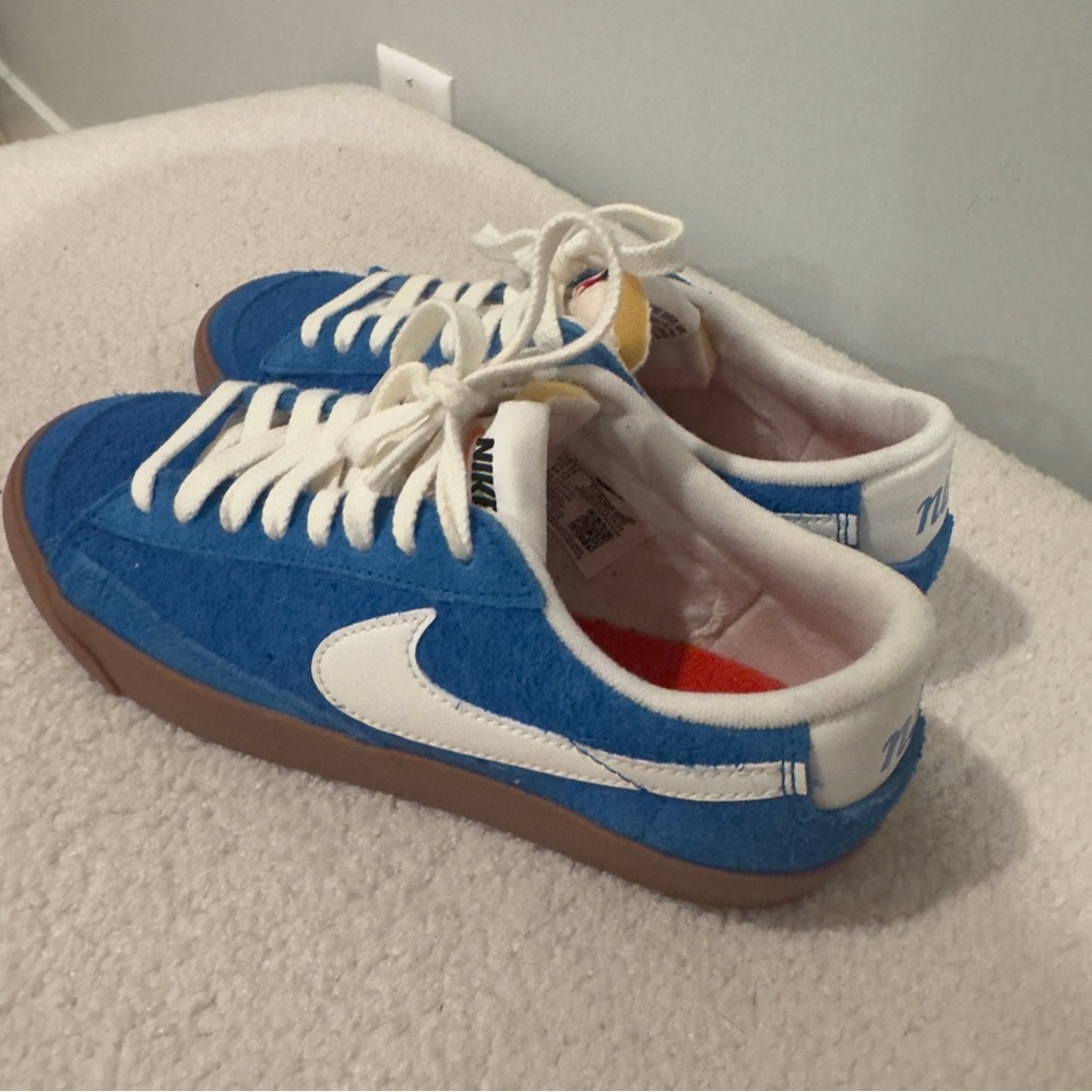 NIKE BLAZER LOW ‘77 BLUE VINTAGE SNEAKER IN WOMENS SIZE 7
